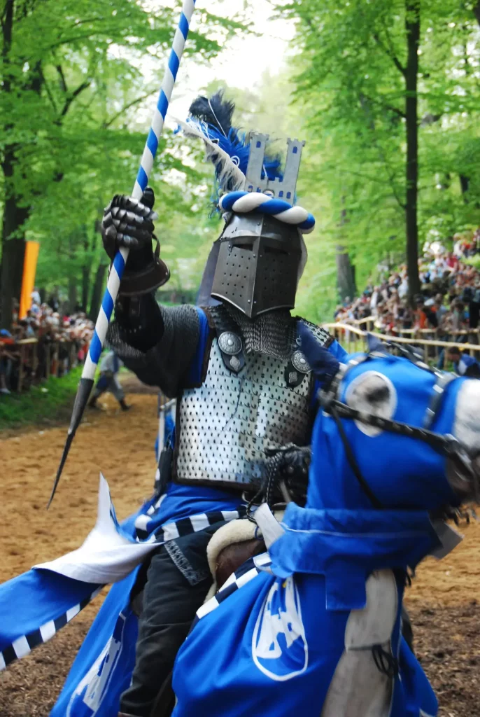 Der blaue Ritter kämpft im Turnier